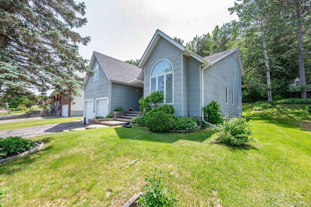 224 Thomas ST, Deep River, ON K0J 1P0