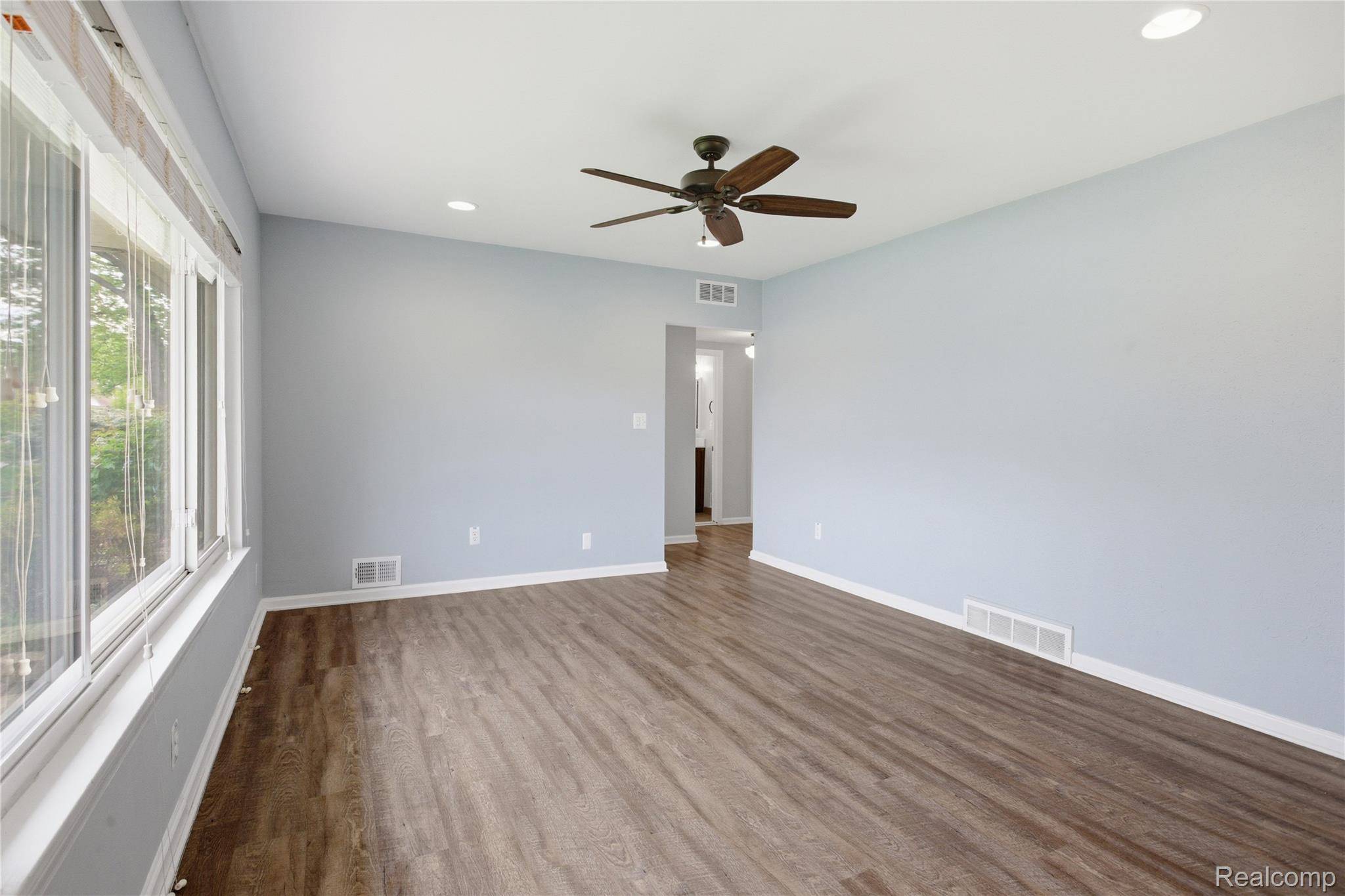 1271 E Barrett AVE, Madison Heights, MI 48071
