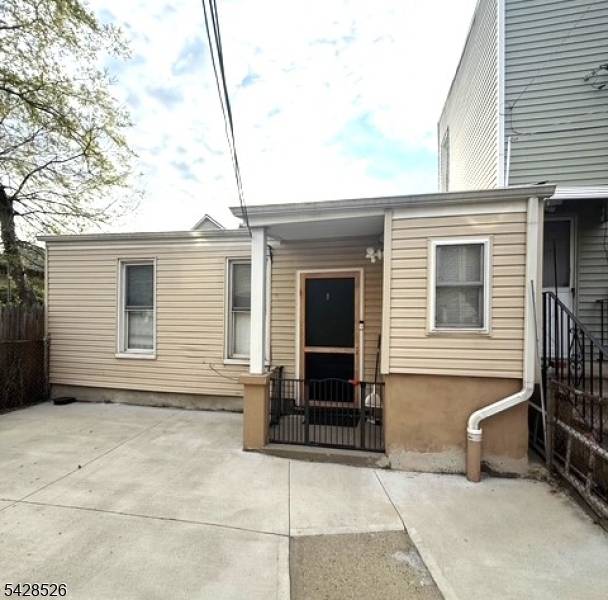 321 John St, Harrison Town, NJ 07029