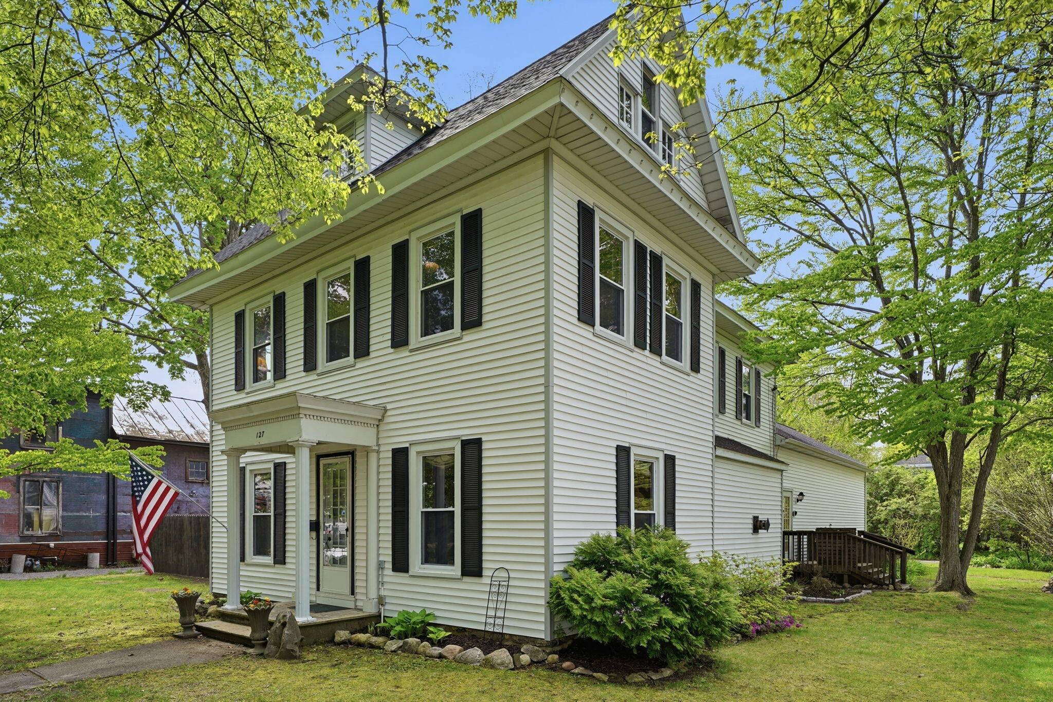 127 W Bridge ST, Plainwell City, MI 49080