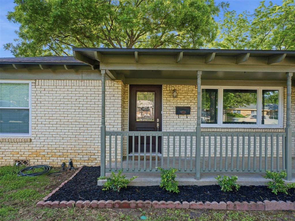 825 Lee Drive, Bedford, TX 76022
