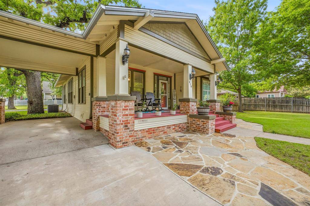 910 S Waco Street, Weatherford, TX 76086