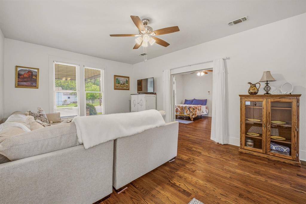 910 S Waco Street, Weatherford, TX 76086