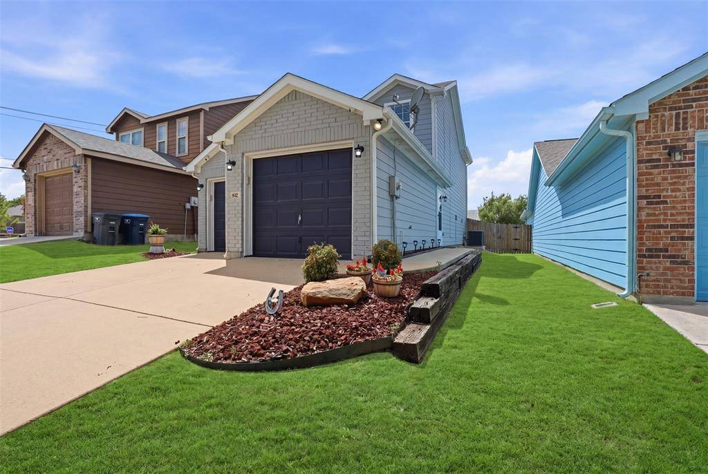 852 Village Point Lane, Fort Worth, TX 76108