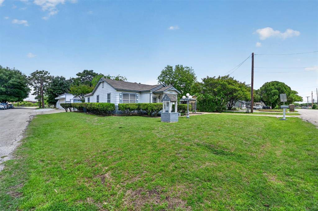 207 Hood Street, Cedar Hill, TX 75104