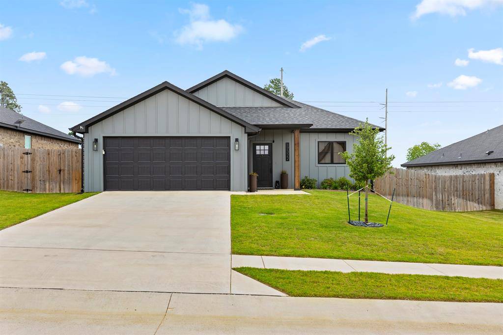 17322 Crossing Circle, Lindale, TX 75771