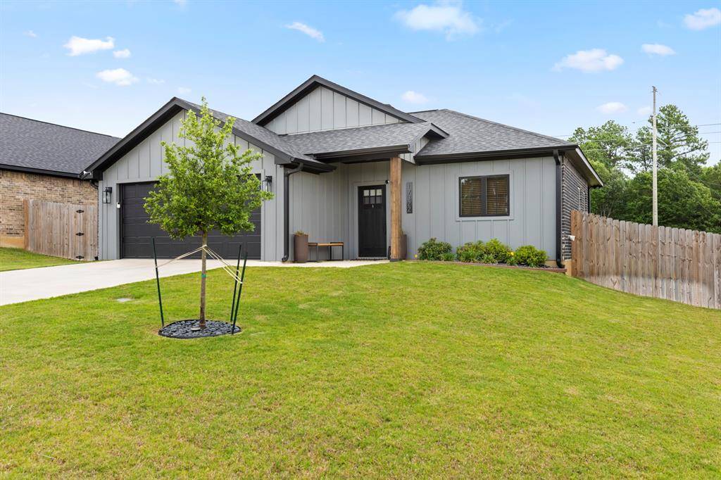 17322 Crossing Circle, Lindale, TX 75771