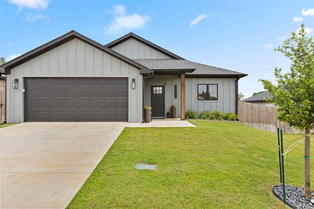 17322 Crossing Circle, Lindale, TX 75771