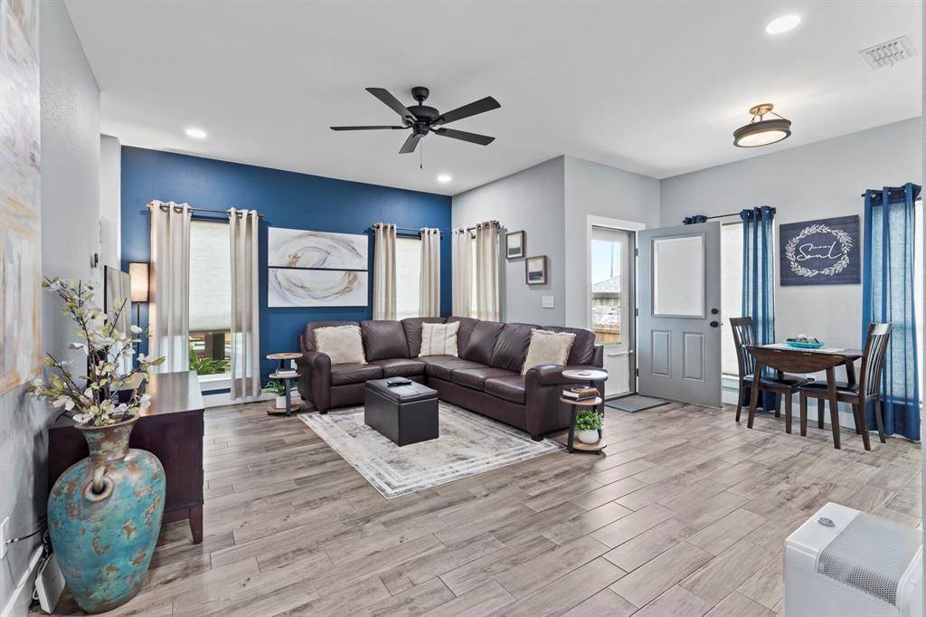 17322 Crossing Circle, Lindale, TX 75771