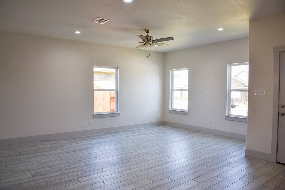912 Avagail Avenue, Springtown, TX 76082