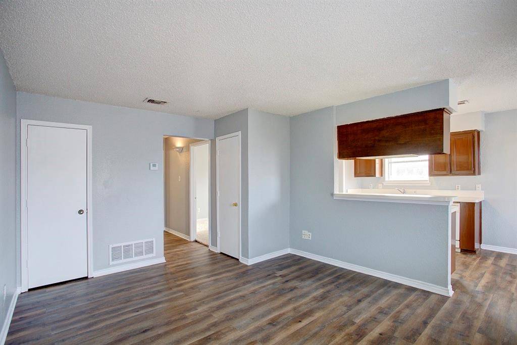 313 Queens Court S #B, Mansfield, TX 76063