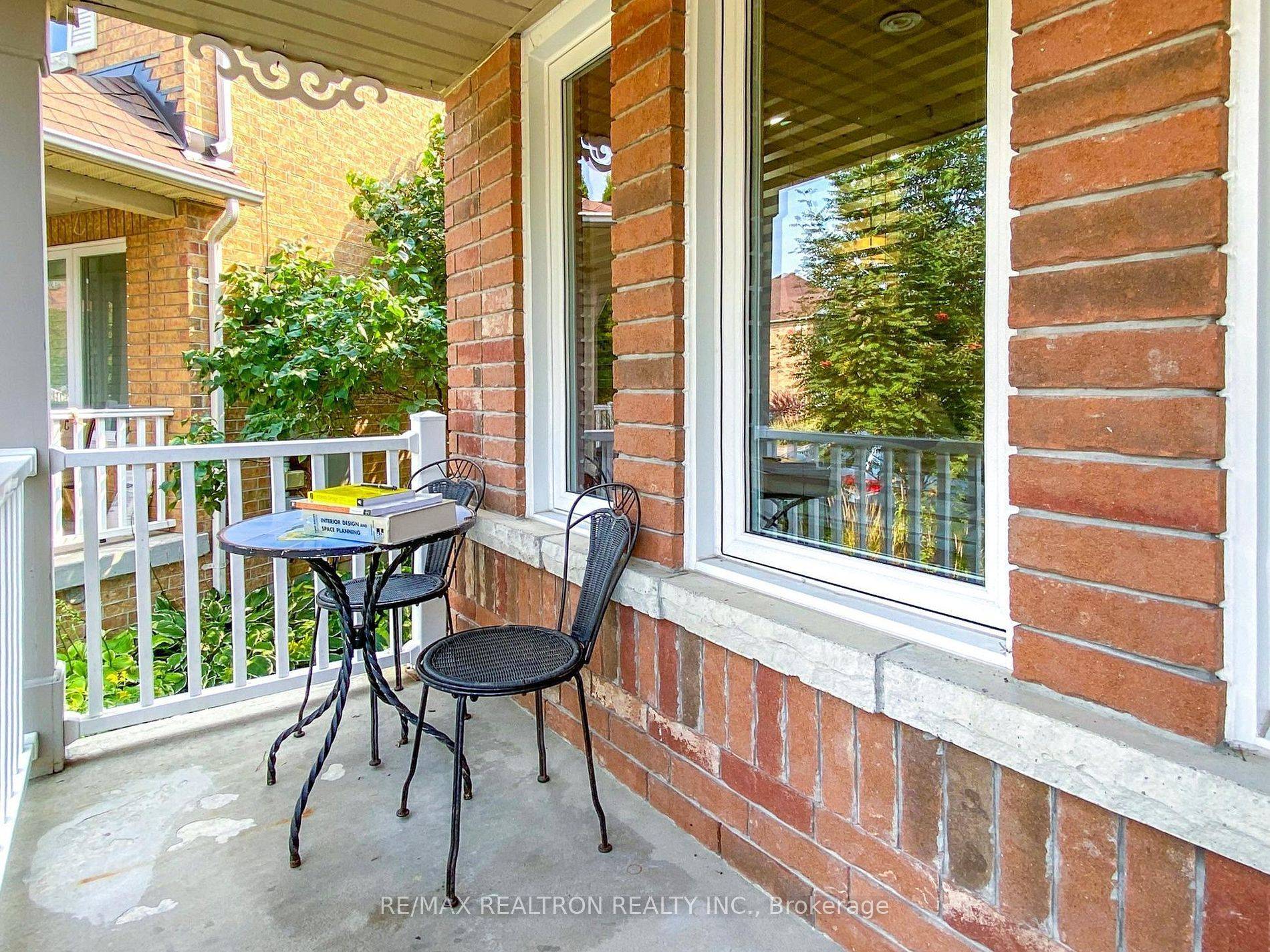 21 Watkins Glen CRES, Aurora, ON L4G 7P3