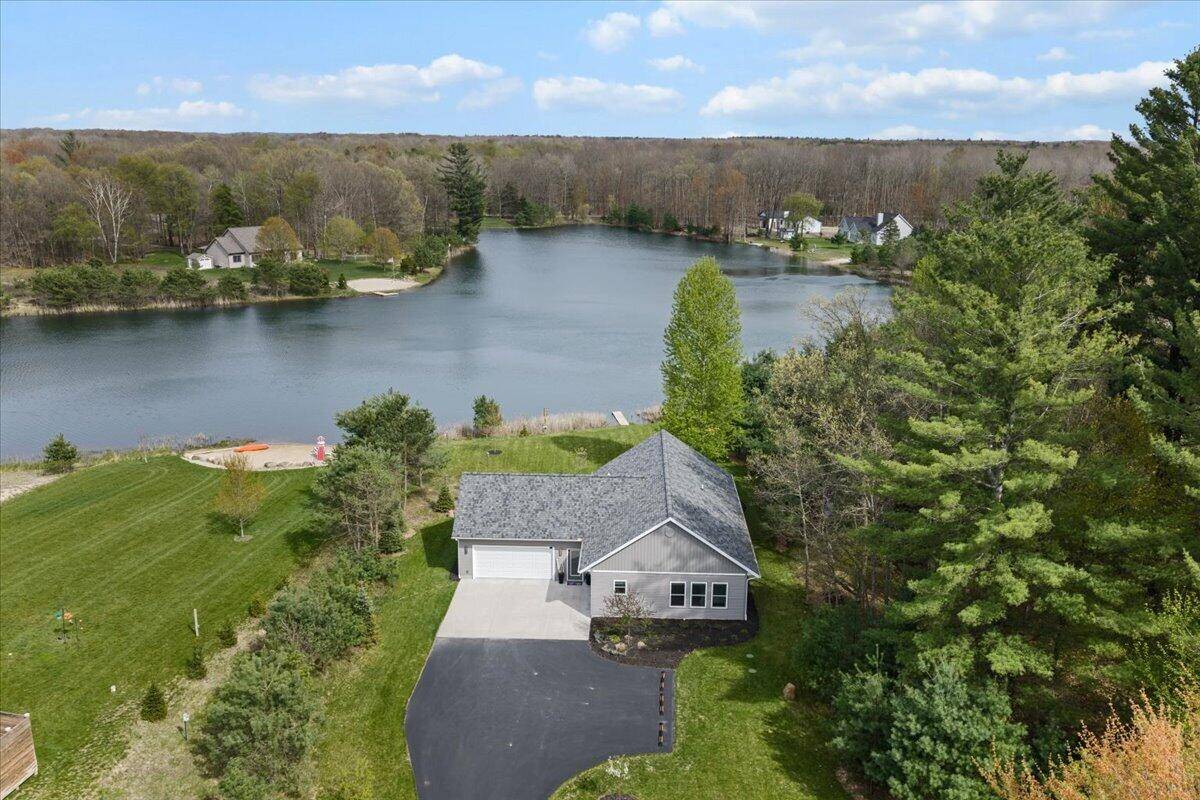 6619 Donegal CT, Morton Twp, MI 49346