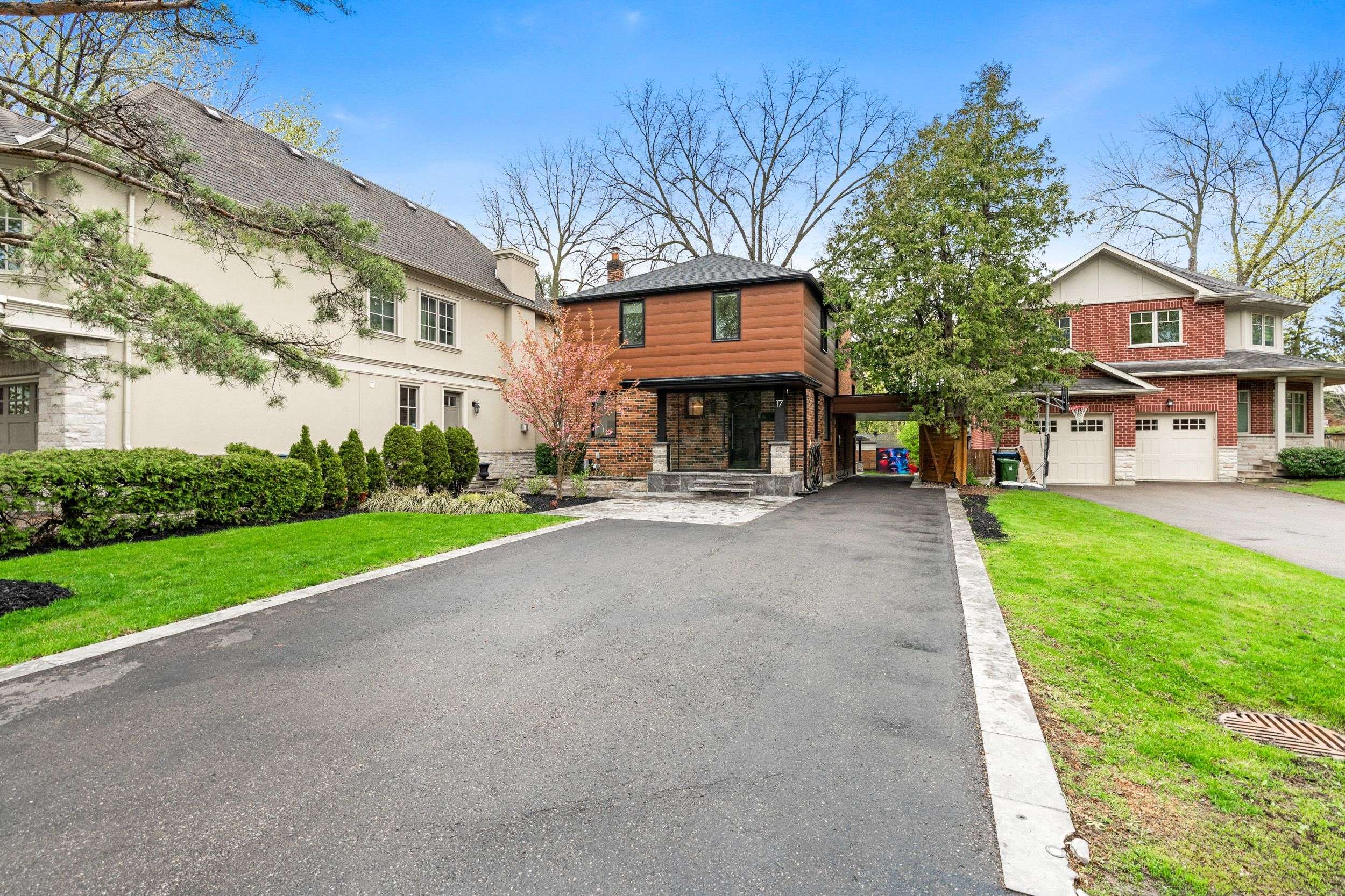 17 Old Oak RD, Toronto W08, ON M9A 2V9