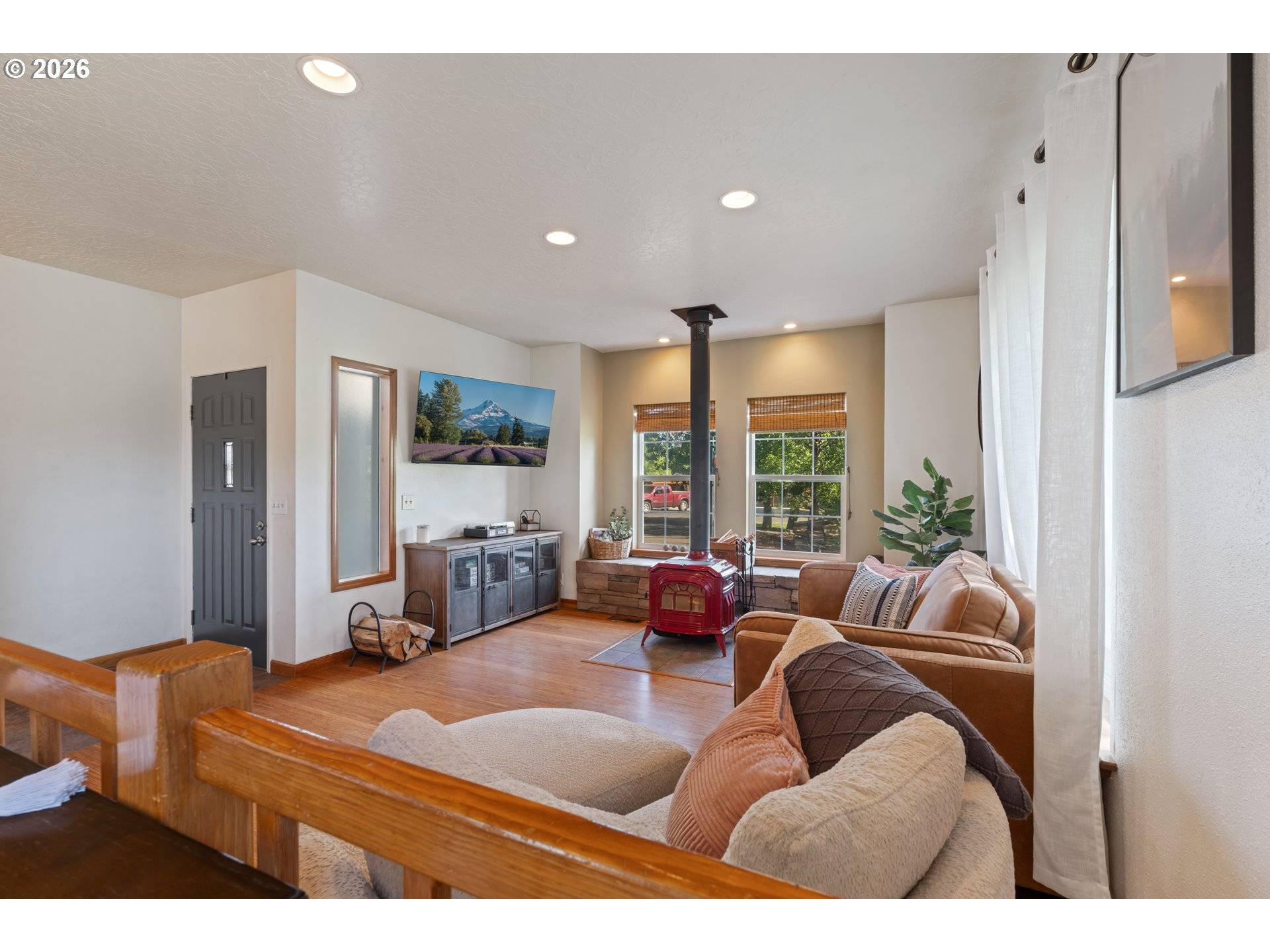 1051 CANNON DR, Hood River, OR 97031