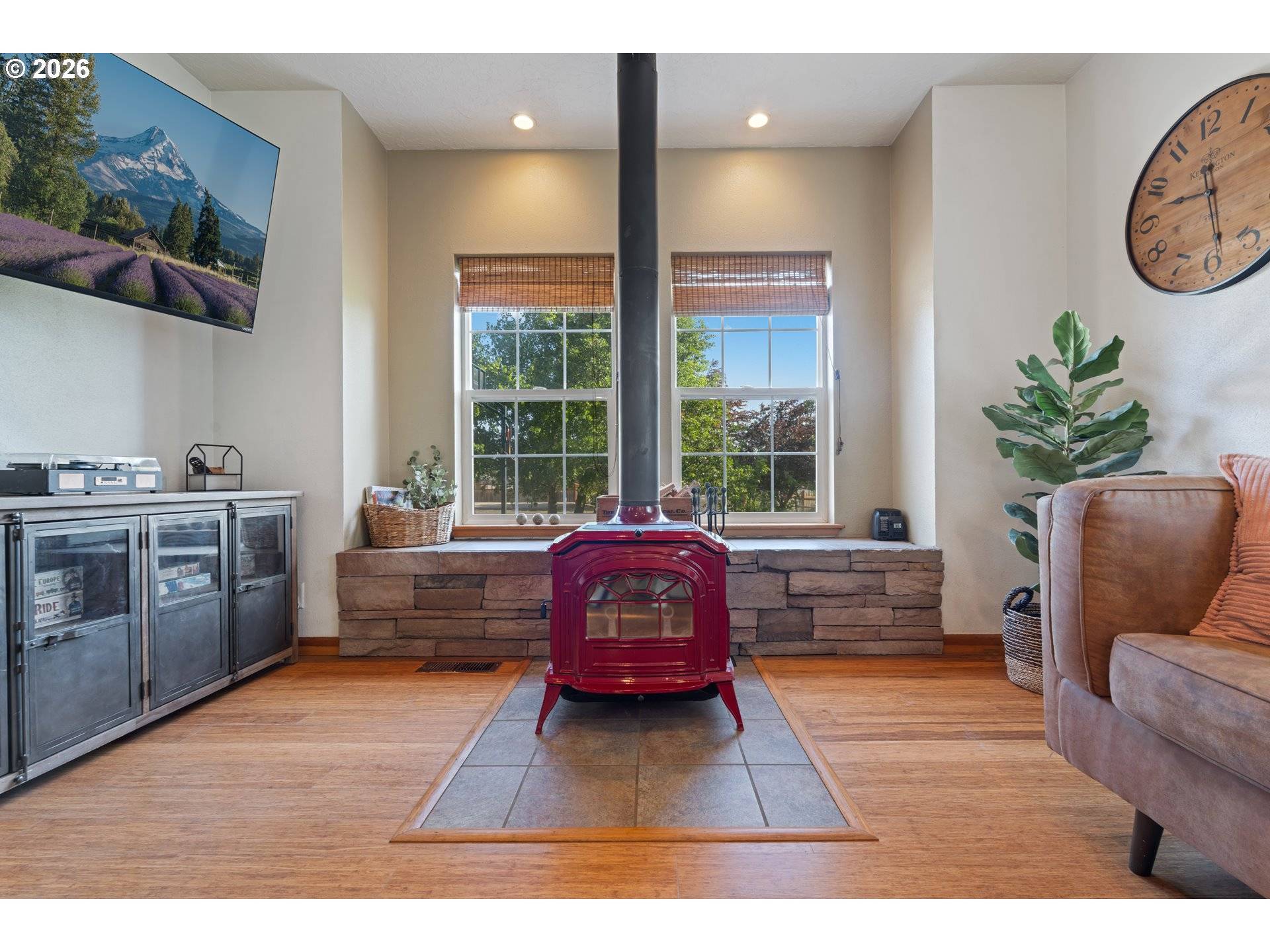 1051 CANNON DR, Hood River, OR 97031