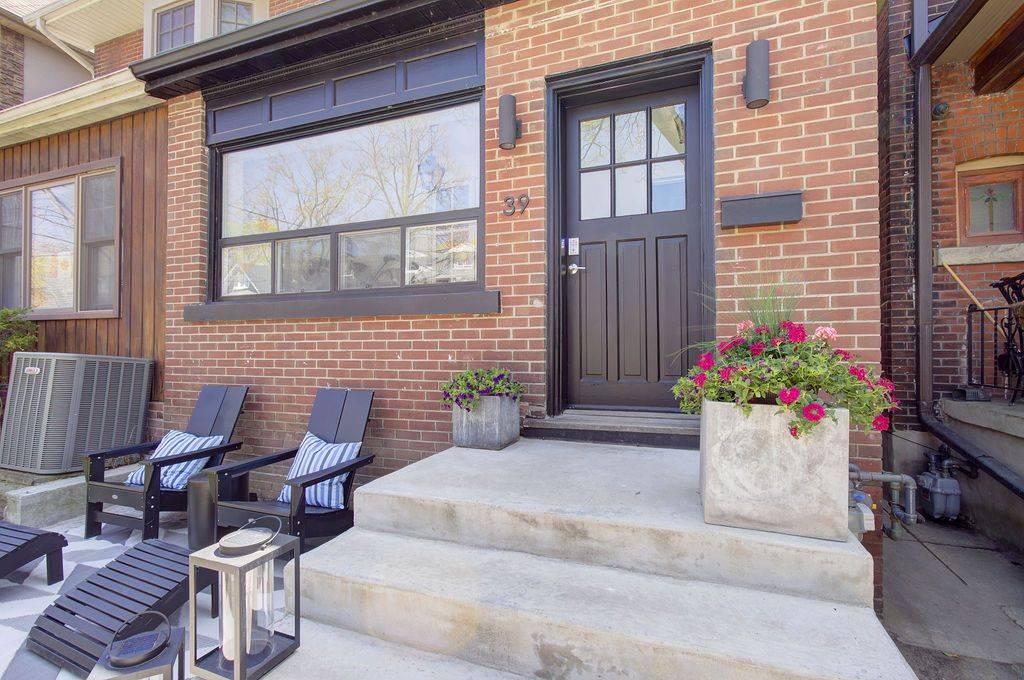 39 Dixon AVE, Toronto E02, ON M4L 1N4