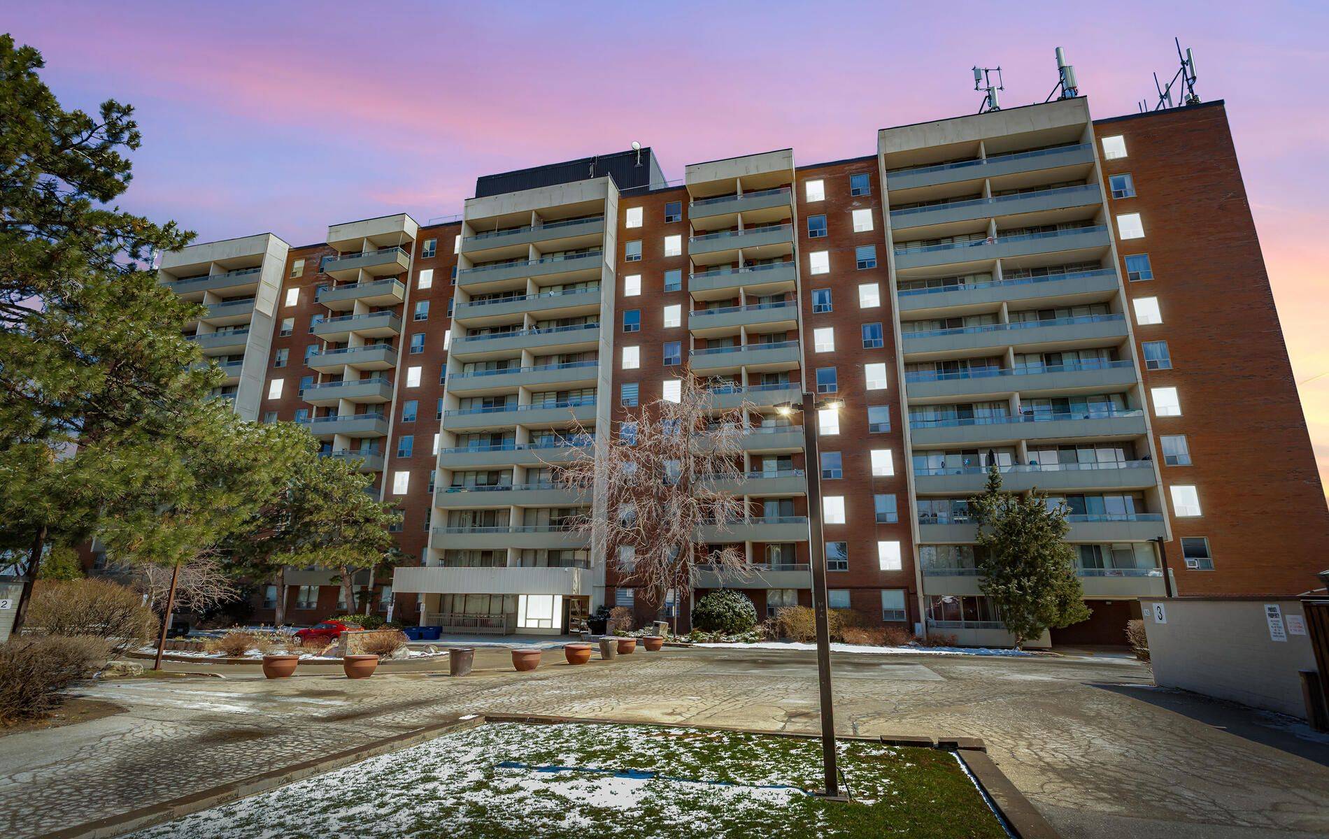 1 Four Winds DR #1004, Toronto W05, ON M3J 2T1