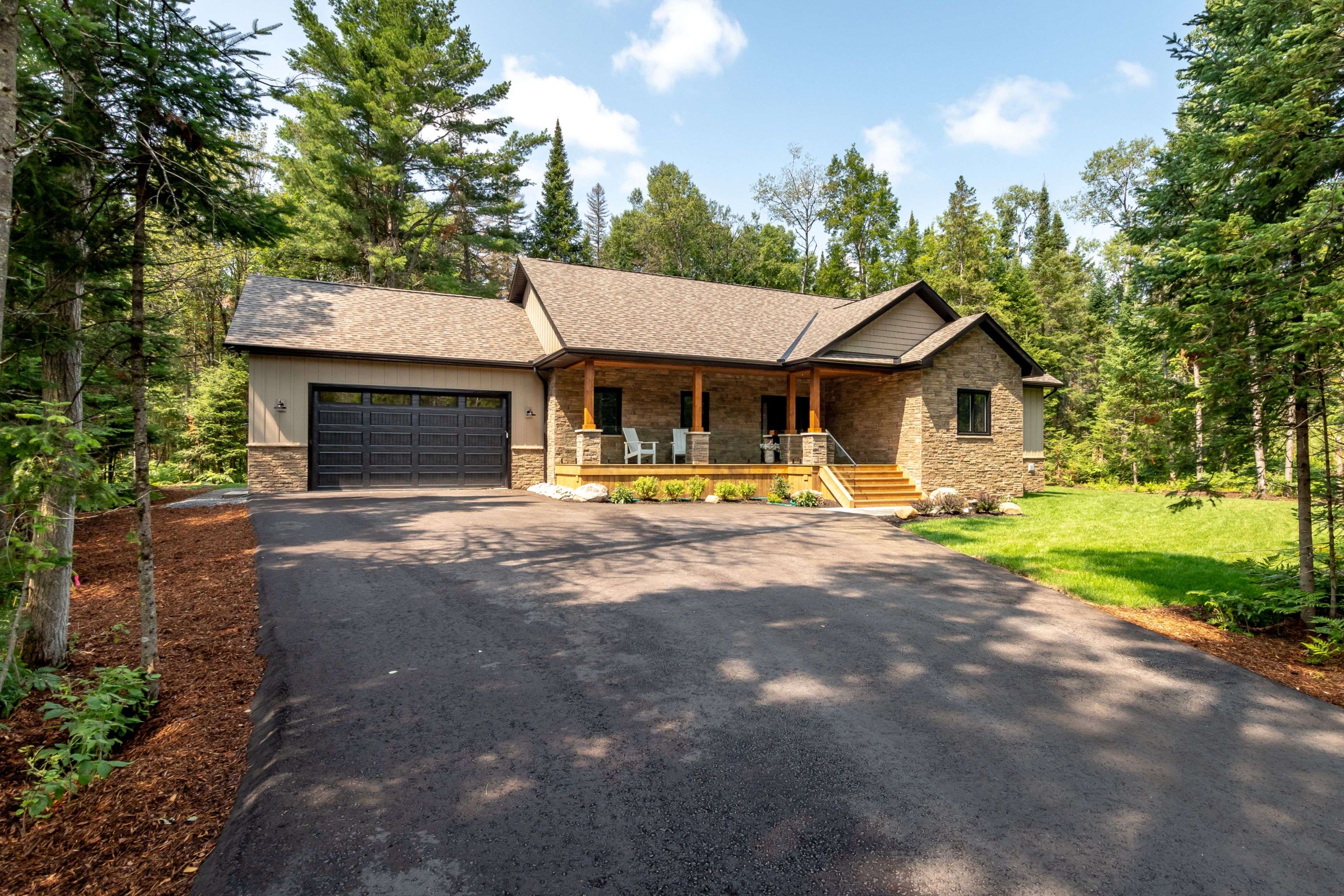 27 Crimson LN, Huntsville, ON P0B 1L0