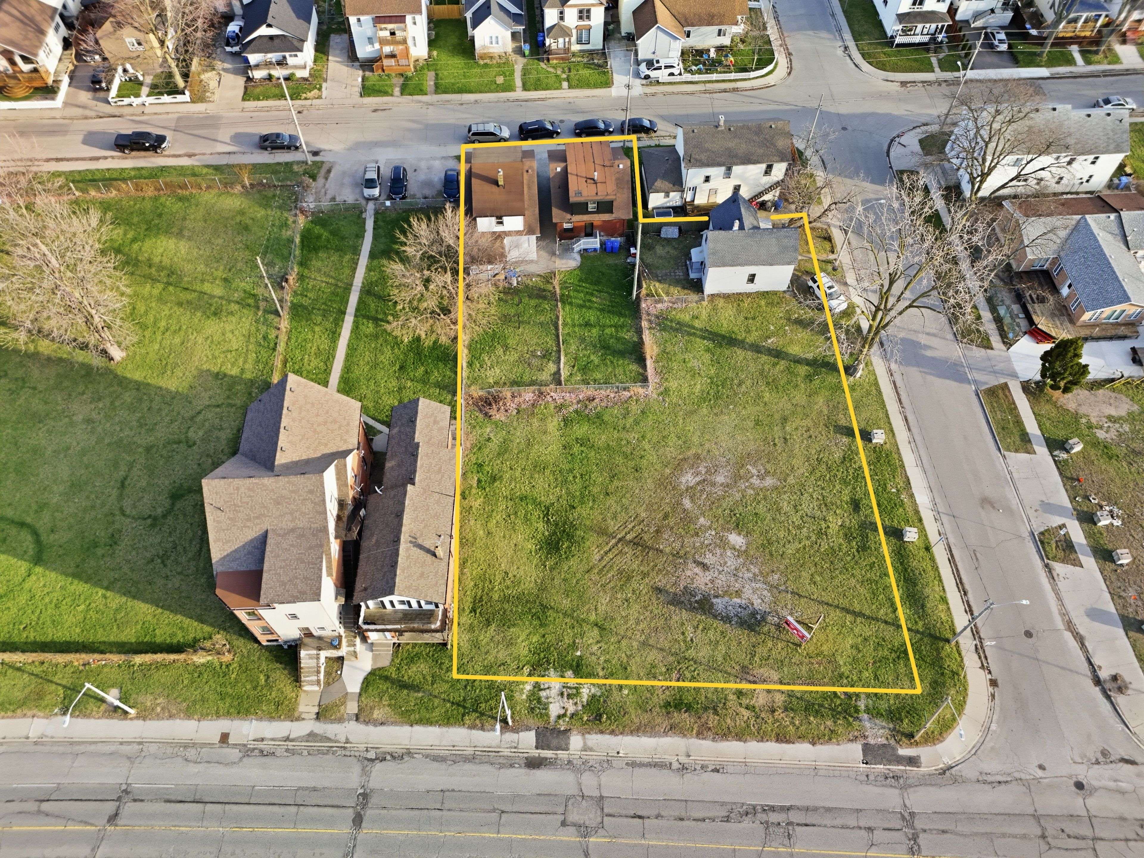 819-829 RIVERSIDE DR E, Windsor, ON N9A 2T4