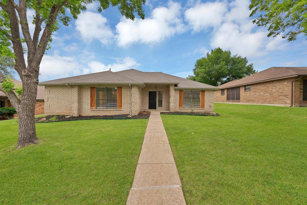 925 Creekview Drive, Mesquite, TX 75181