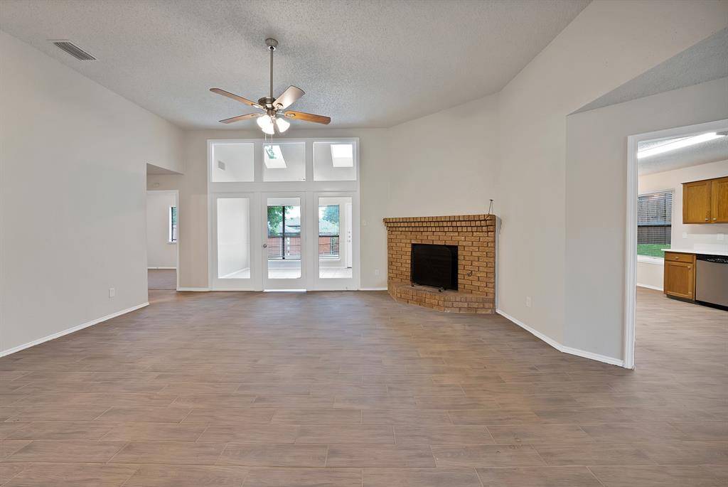 925 Creekview Drive, Mesquite, TX 75181