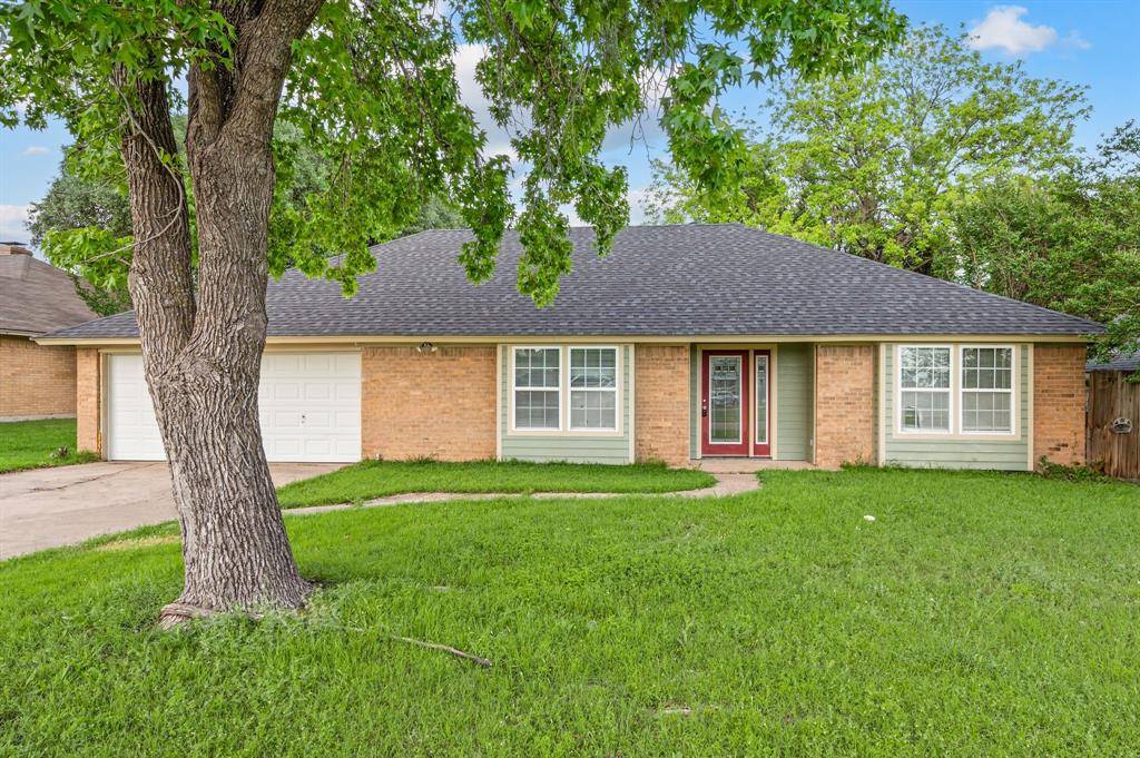 204 Overcrest Drive, Benbrook, TX 76126