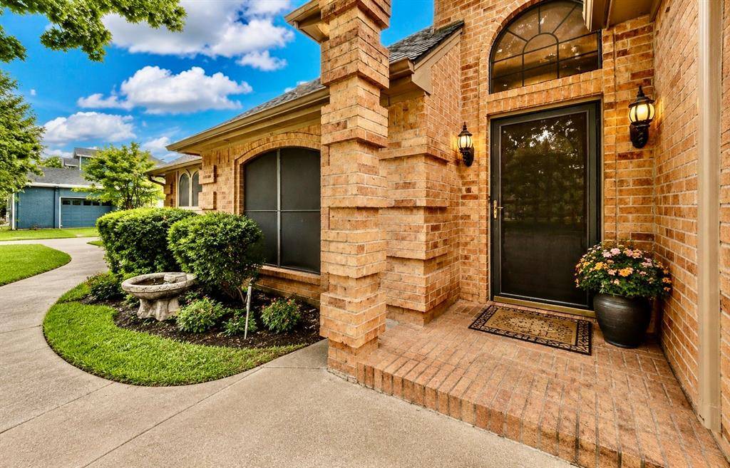 413 Lincoln Oaks Drive, Burleson, TX 76028