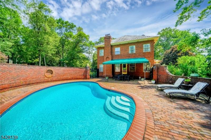 8 Chestnut St, Washington Twp., NJ 07853