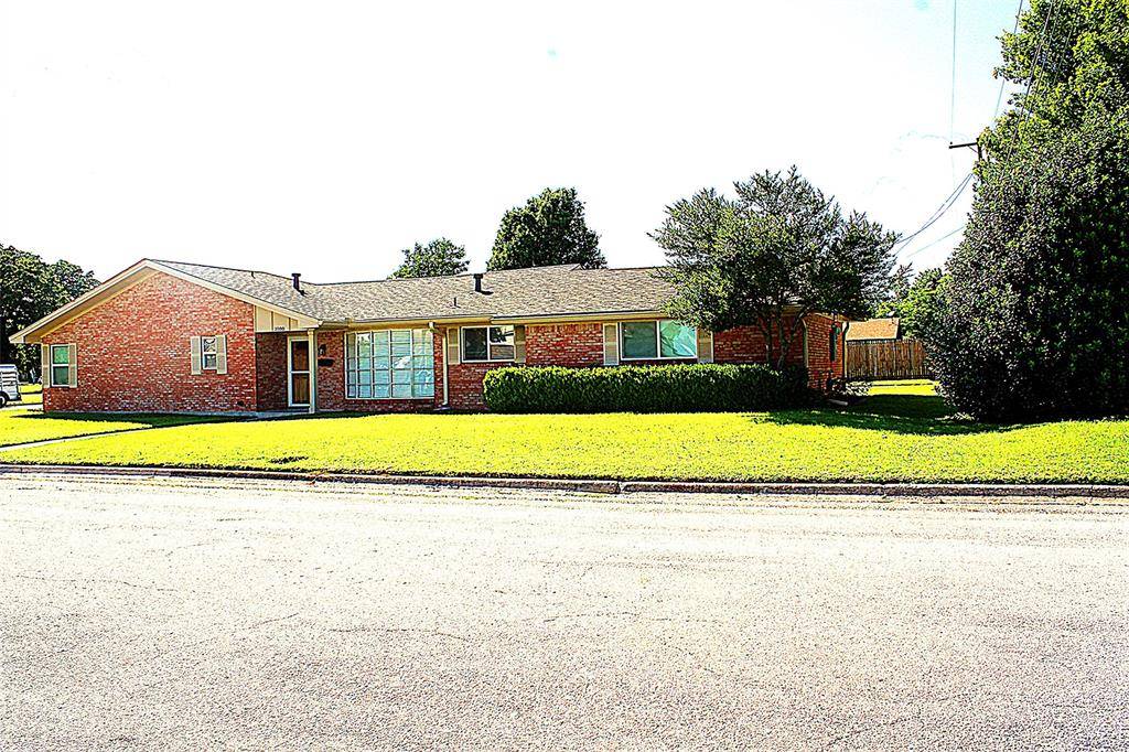 1100 N Lamb Street, Bowie, TX 76230
