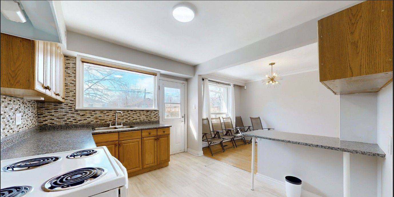16 Perivale CRES #Main, Toronto E09, ON M1J 2C1