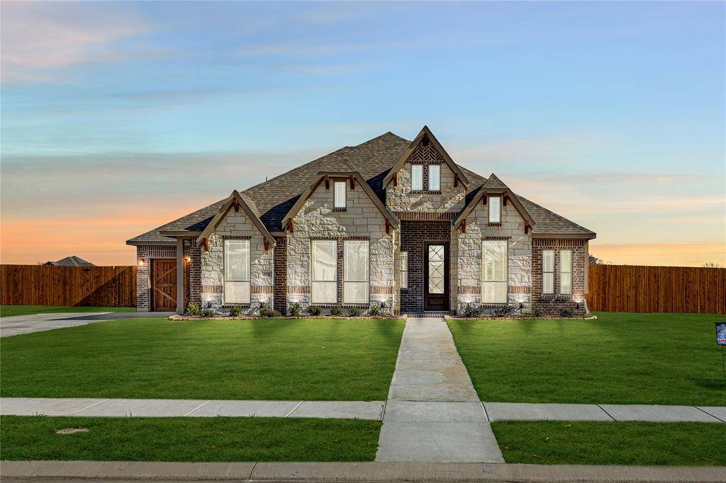 570 Crystal Lake Lane, Red Oak, TX 75154