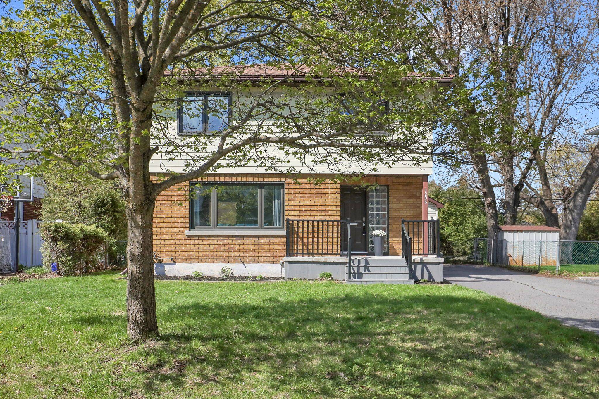 1206 Checkers RD, Belair Park - Copeland Park And Area, ON K2C 2S7