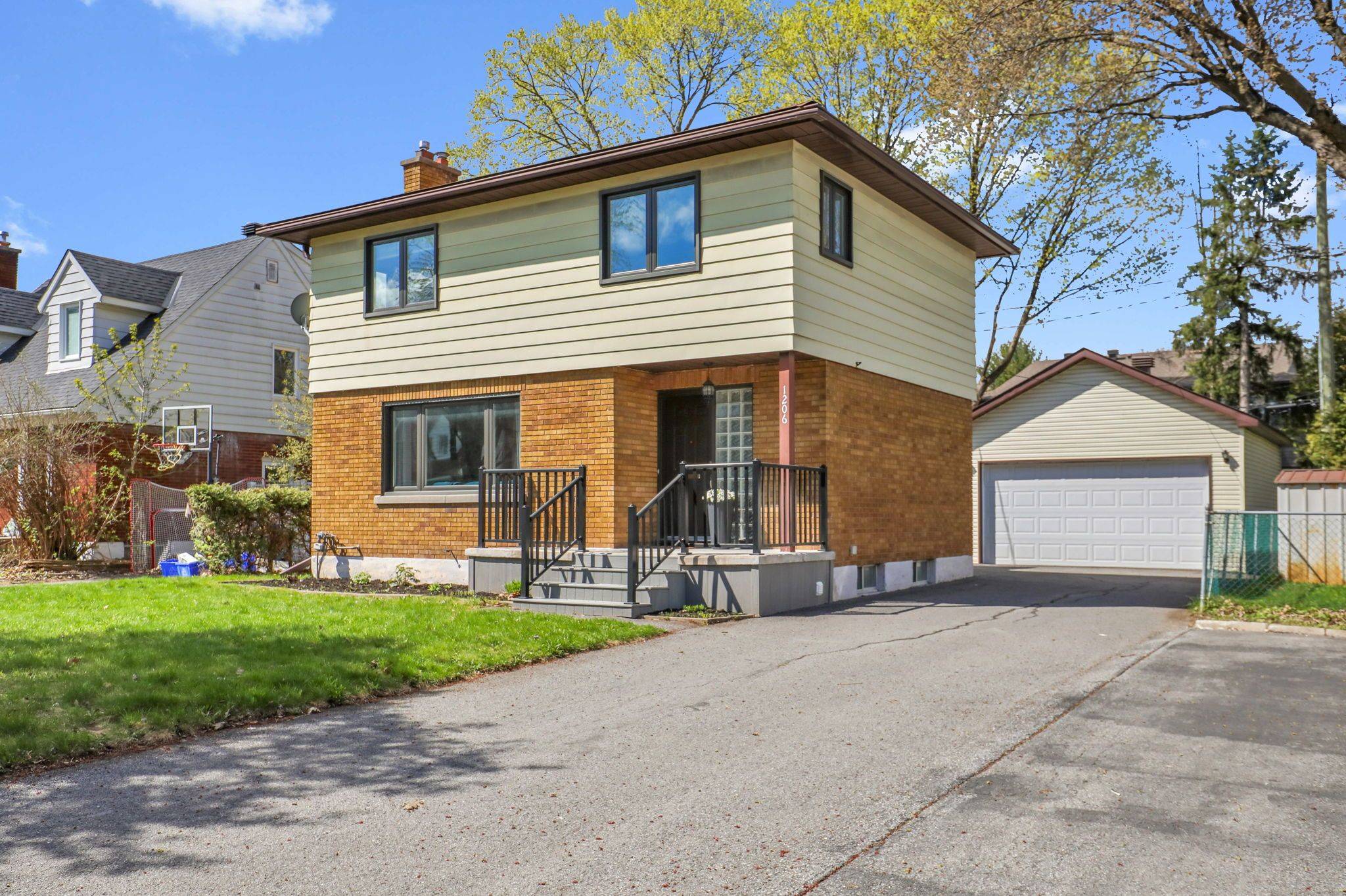 1206 Checkers RD, Belair Park - Copeland Park And Area, ON K2C 2S7