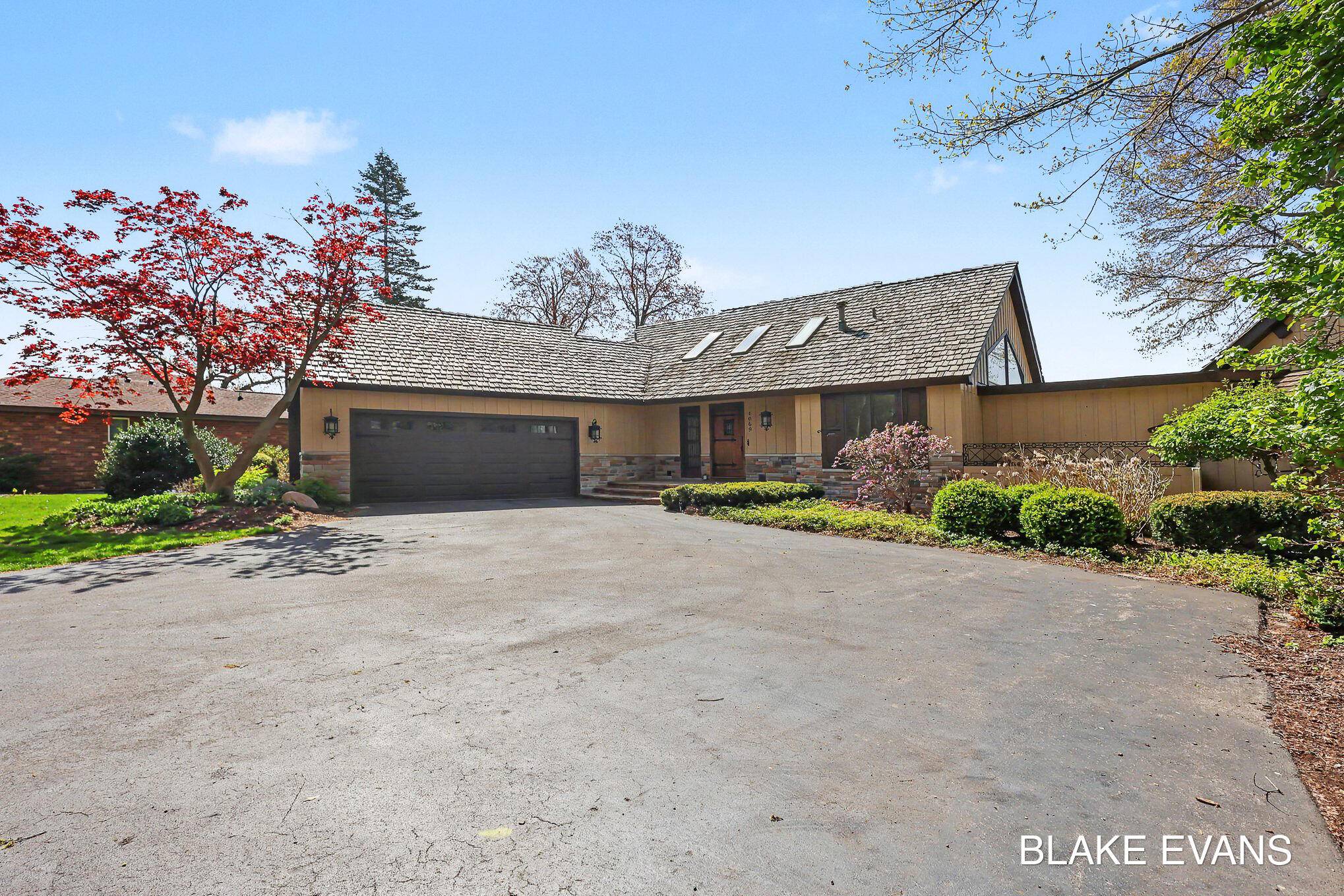 4069 Forest Point DR, Norton Shores City, MI 49441