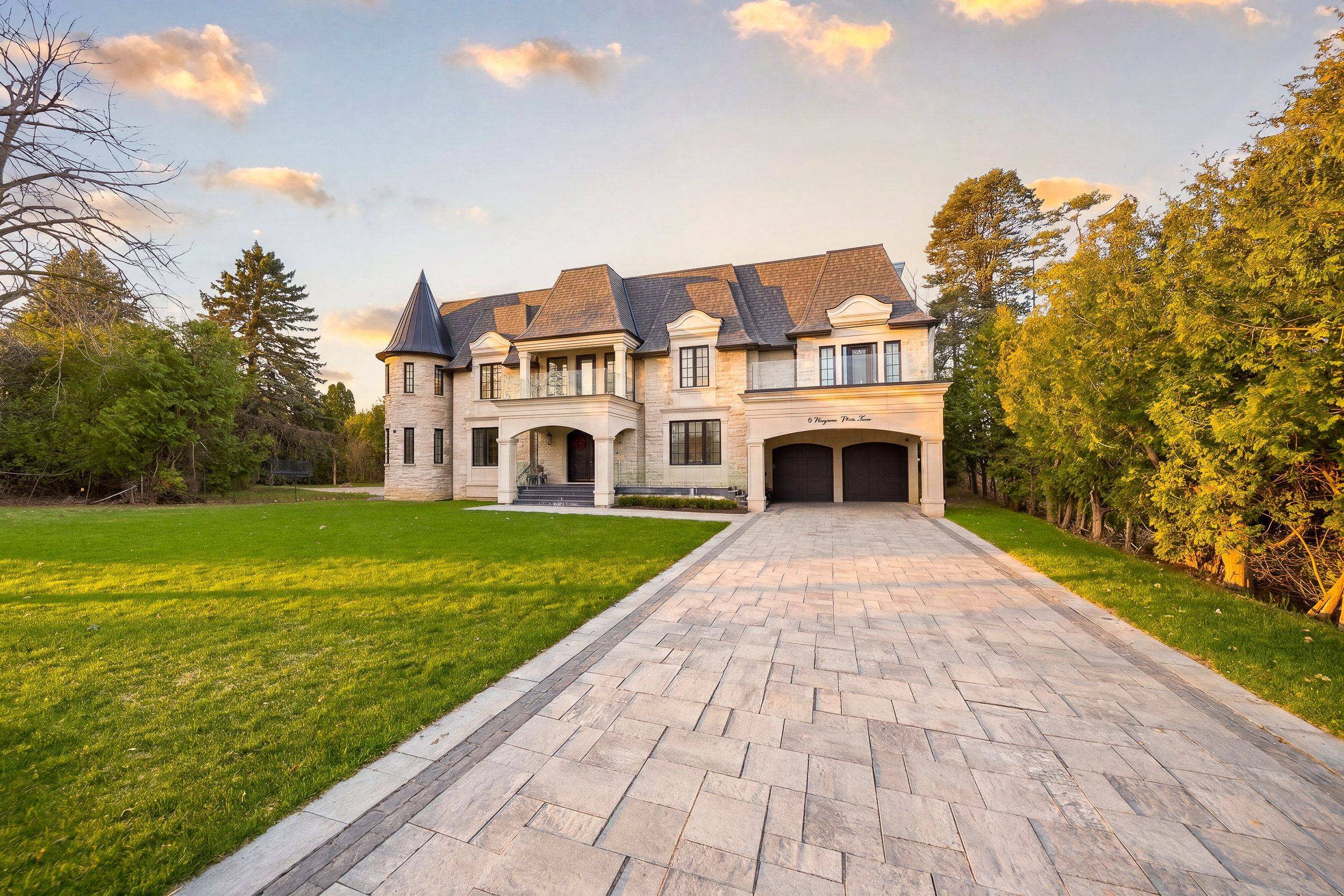 8 Bayview Park LN, Richmond Hill, ON L4E 3G1