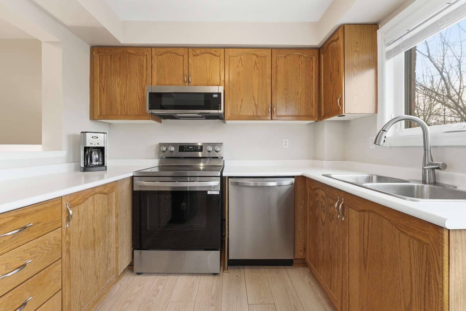 22 Ross Linton DR, Aurora, ON L4G 6T3