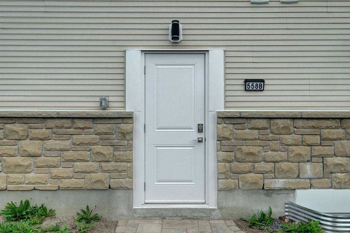 558 Ashbourne CRES #B, Barrhaven, ON K2J 0P6