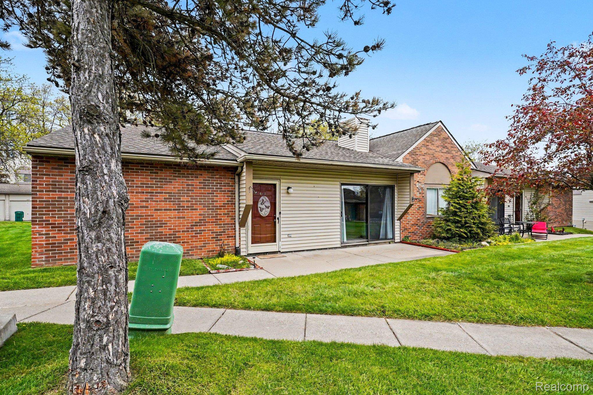 418 Water Tower CIR, Brighton, MI 48116