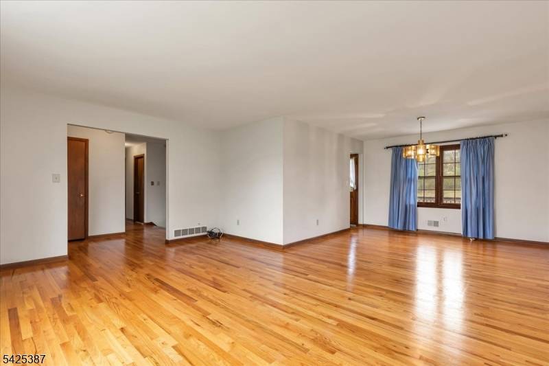 9 Symonds Lane, Lebanon Twp., NJ 08826