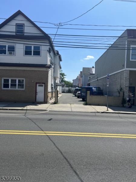 558 S Broad St, Elizabeth City, NJ 07202
