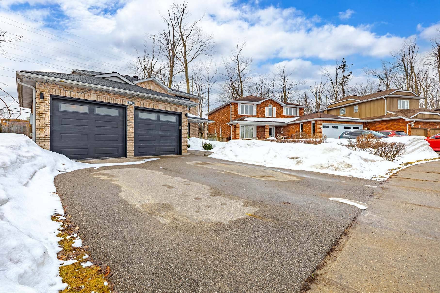 61 Barwick DR, Barrie, ON L4N 6Z5