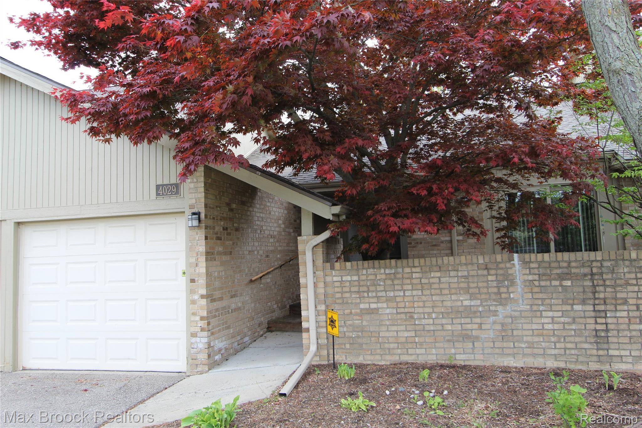 4029 Foxpointe DR, West Bloomfield Charter Township, MI 48323