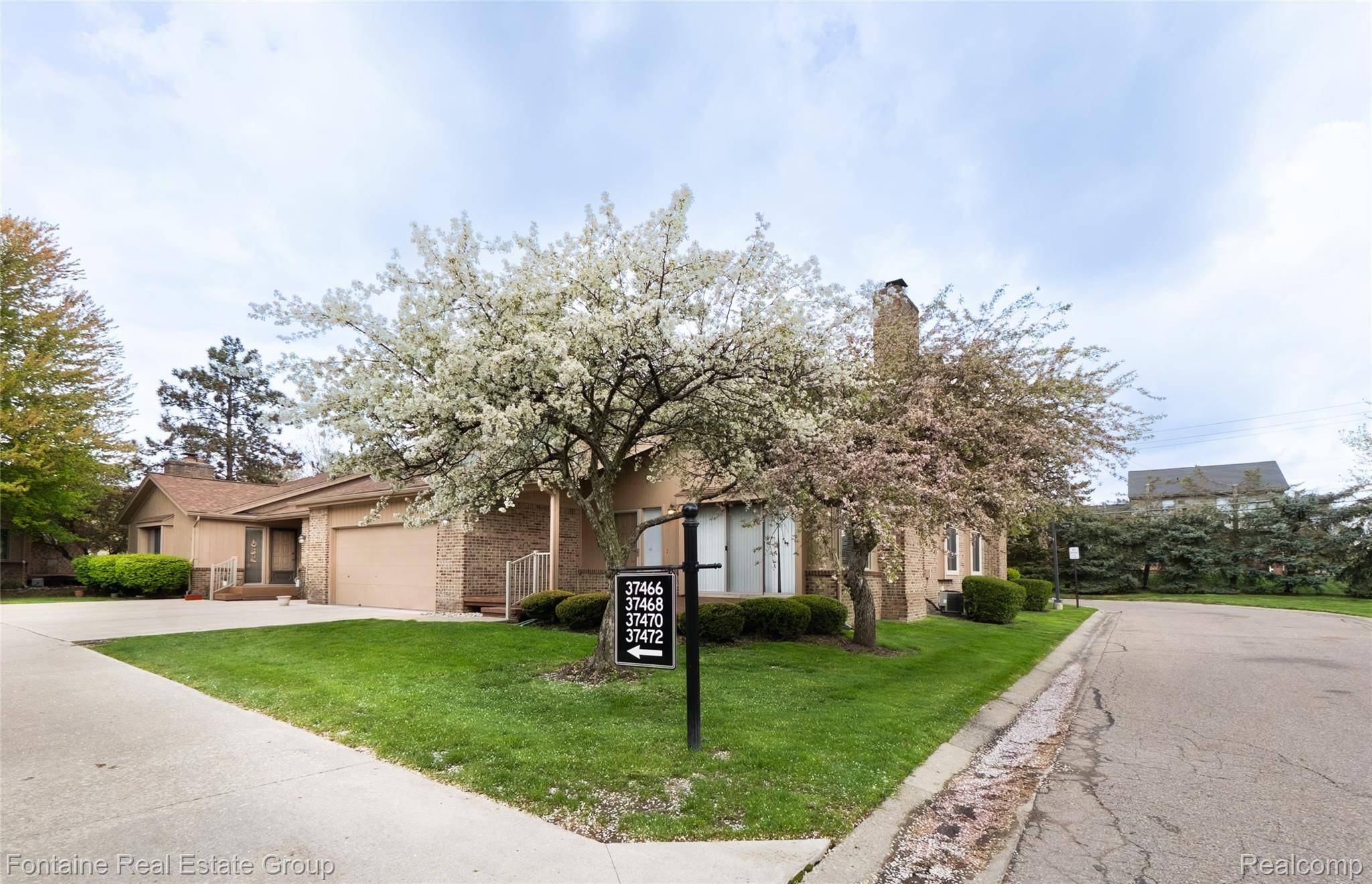 37468 N Laurel Park DR, Livonia, MI 48152