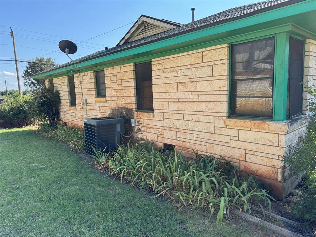1012 W Custer Street, Seymour, TX 76380