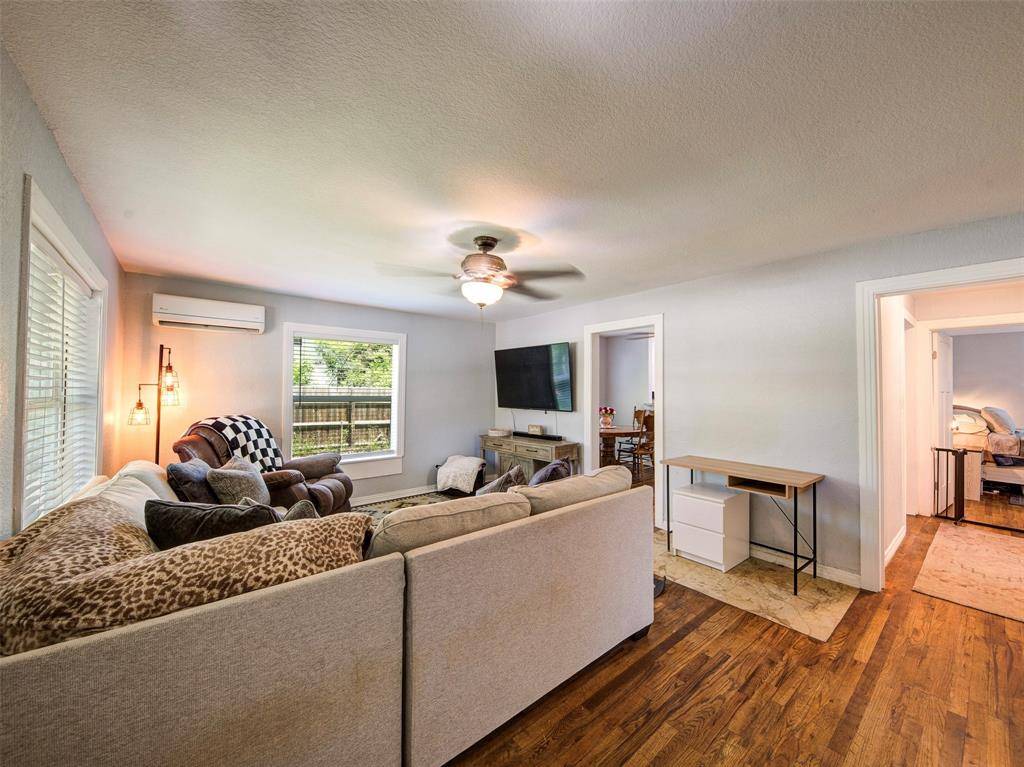 207 S Wickham Street, Alvord, TX 76225
