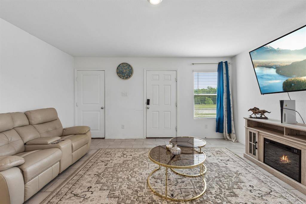2932 Dora Drive, Fort Worth, TX 76119