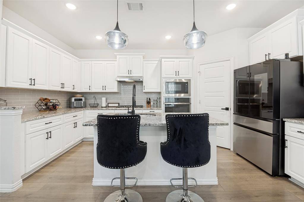 656 Bethpage Drive, Red Oak, TX 75154