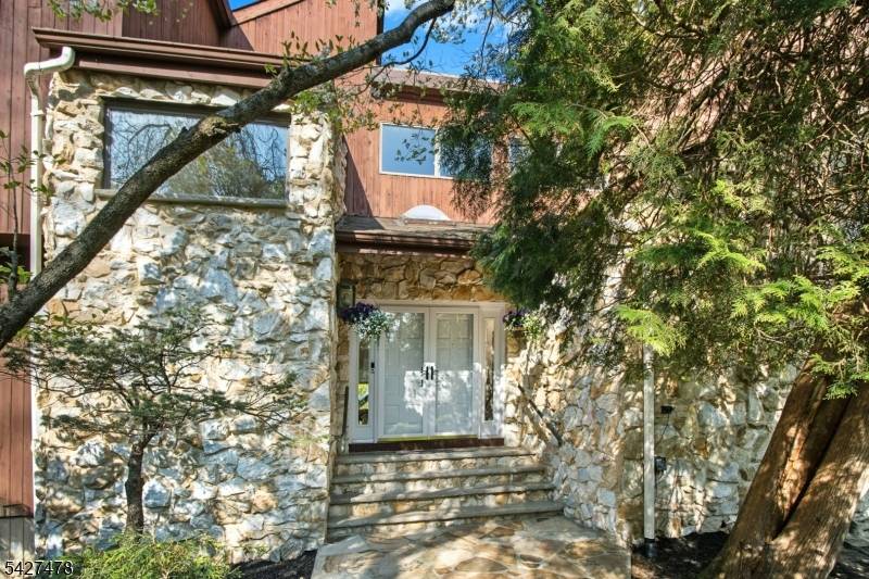 25 Ravenswood Ln, Scotch Plains Twp., NJ 07076
