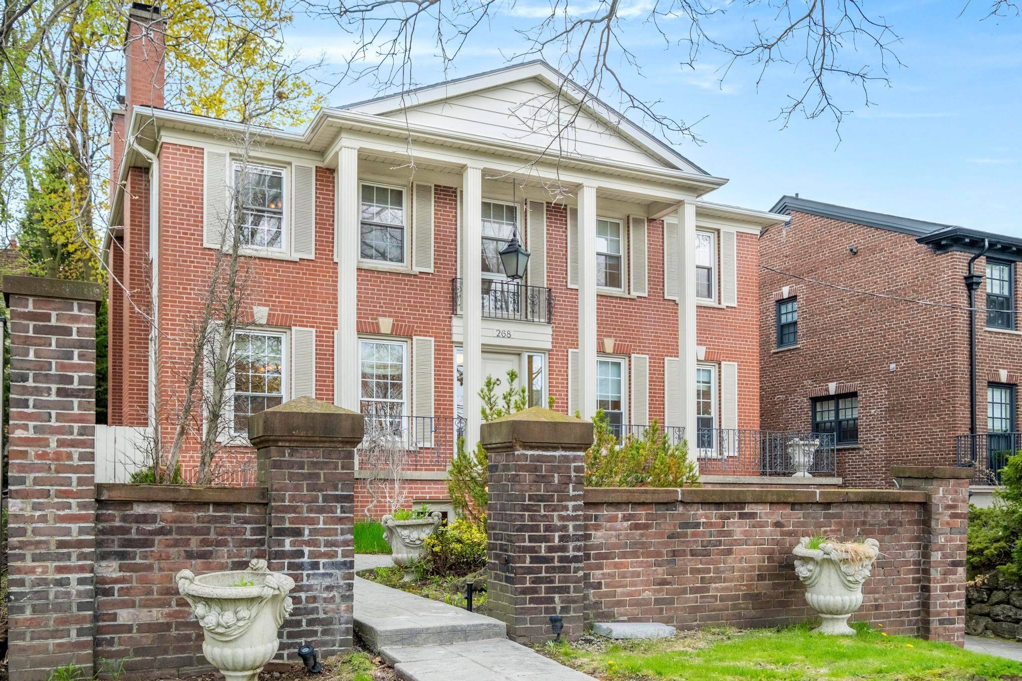 268 Lonsdale RD, Toronto C03, ON M4V 1X1